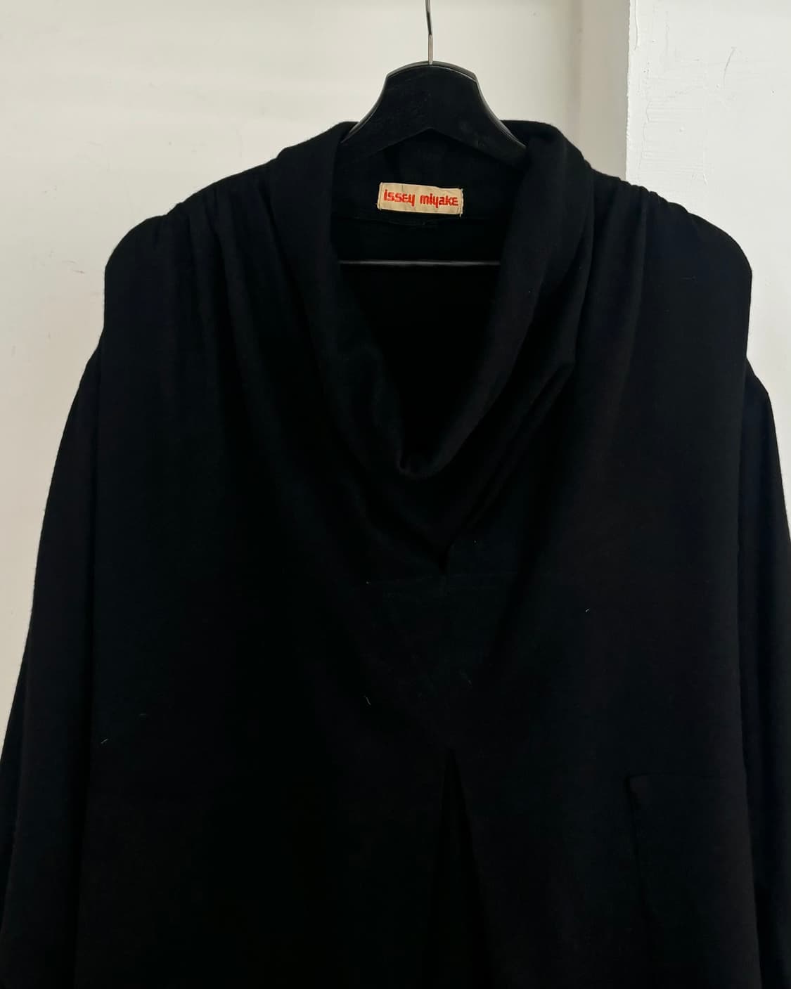 이세이 미야케 블랙 카울 넥 롱 드레스 상품이미지2