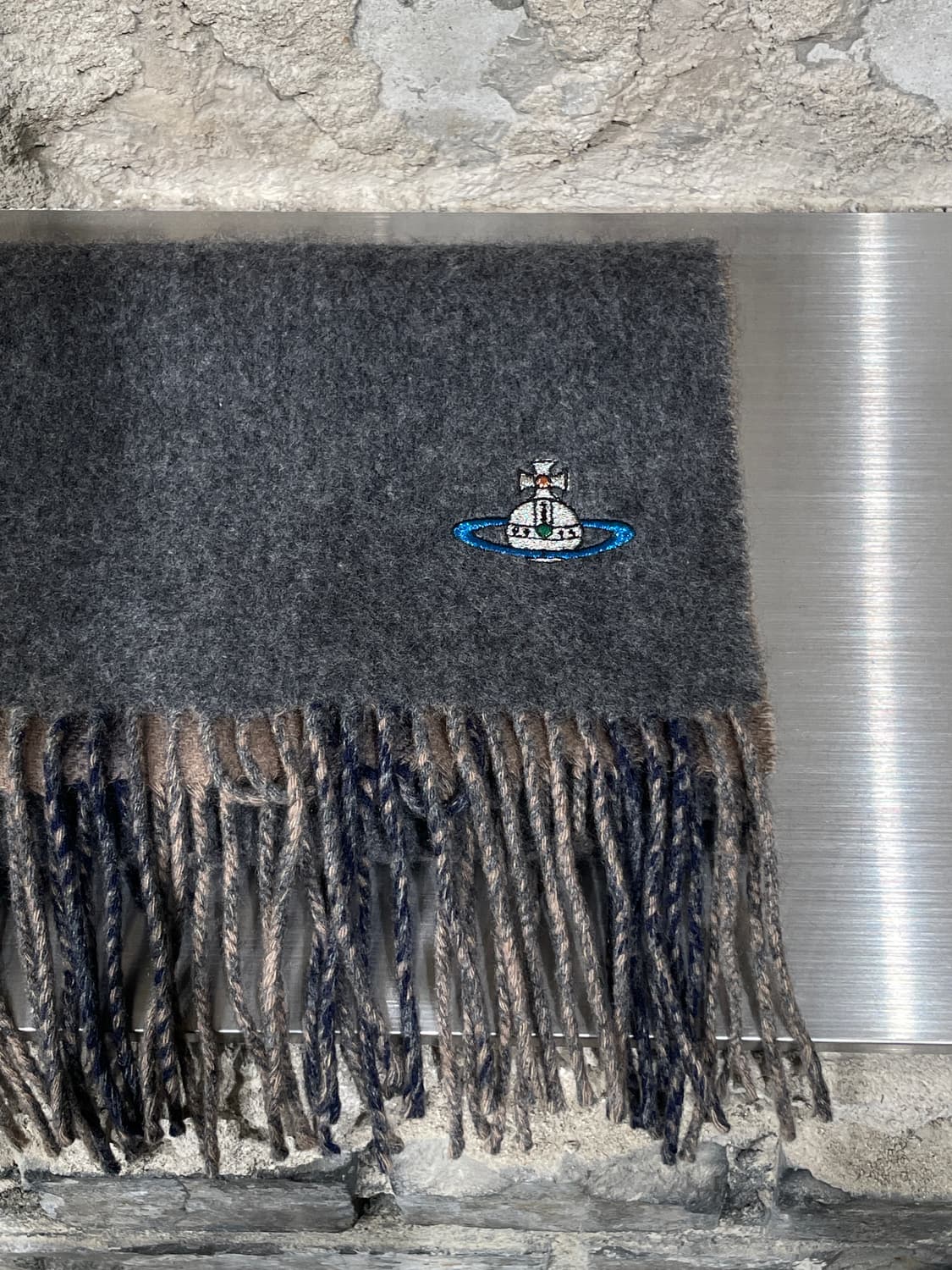 비비안 웨스트우드 차콜 빅 orb 로고 캐시미어 머플러 상품이미지3