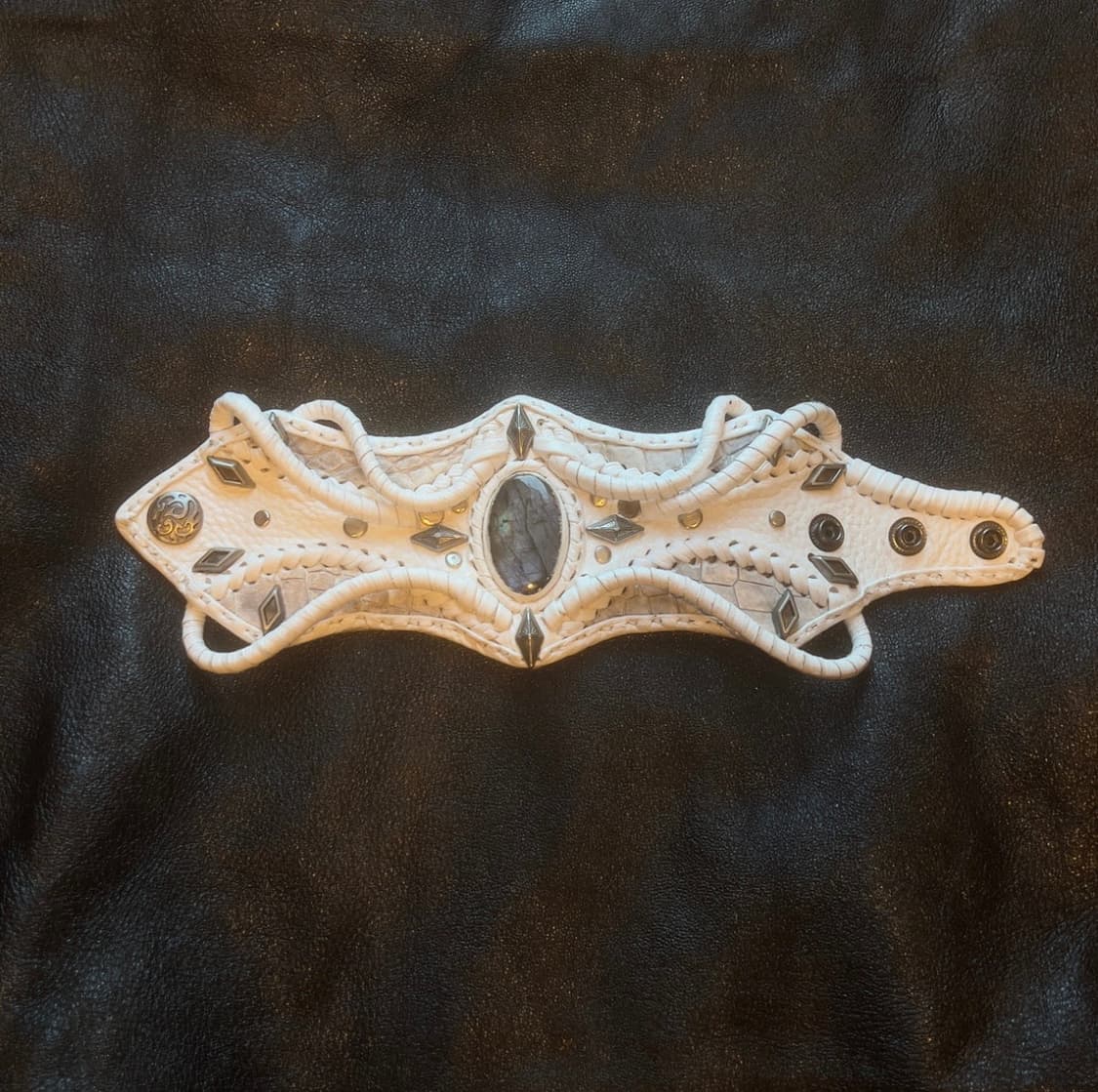 white leather 팔찌 상품이미지2