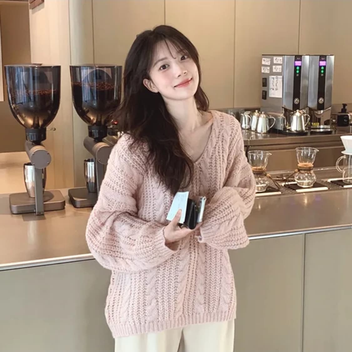 딸기우유 브이넥 케이블 니트 상품이미지1