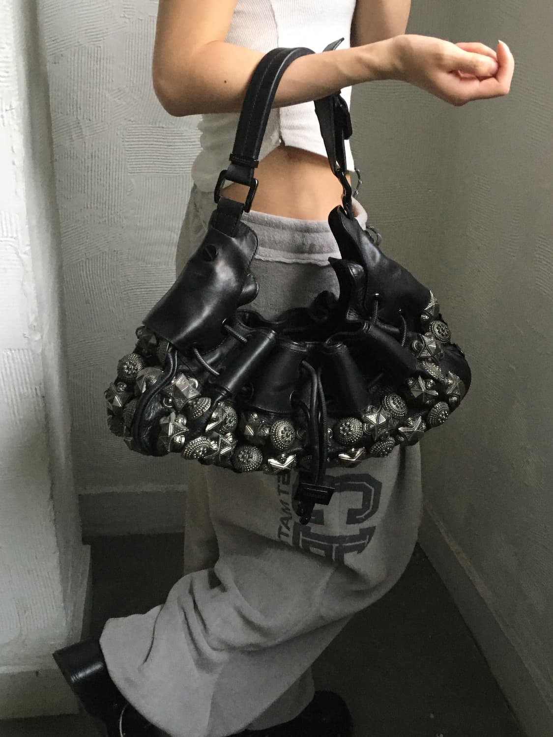 Burberry 버버리 블랙 큐빅 스터드 백 상품이미지3