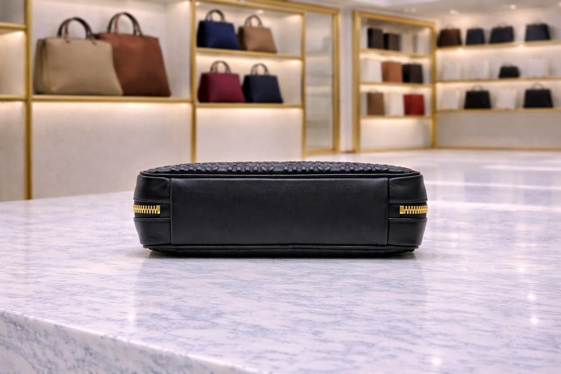 [A급] 미우미우 엠보싱 로고 숄더백 판매합니다!!! 상품이미지3