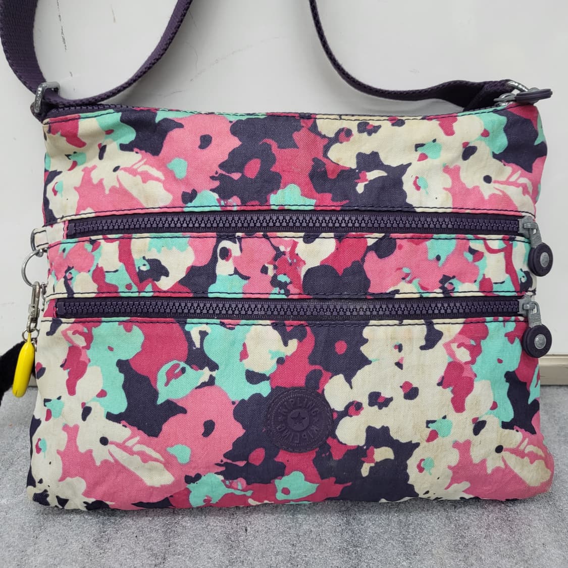 키플링의 매력적인 플라워 패턴 크로스백 상품이미지2