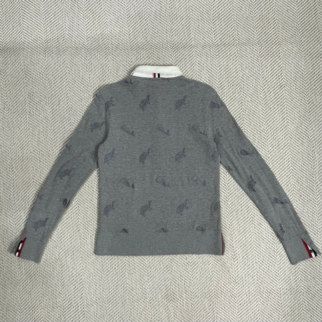 톰브라운 그레이 거북이 패턴 럭비 티셔츠 상품이미지2