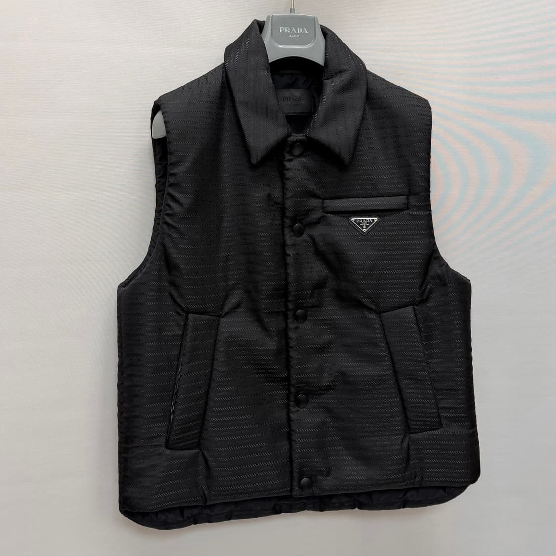 프라다 삼각로고 로고 패턴 리나일론 패딩 조끼 ( 100~105 ) 상품이미지2