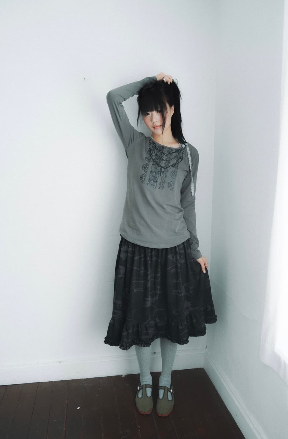 인앤양 프릴 스모크 스커트 Frill smoke skirt 차콜 상품이미지1