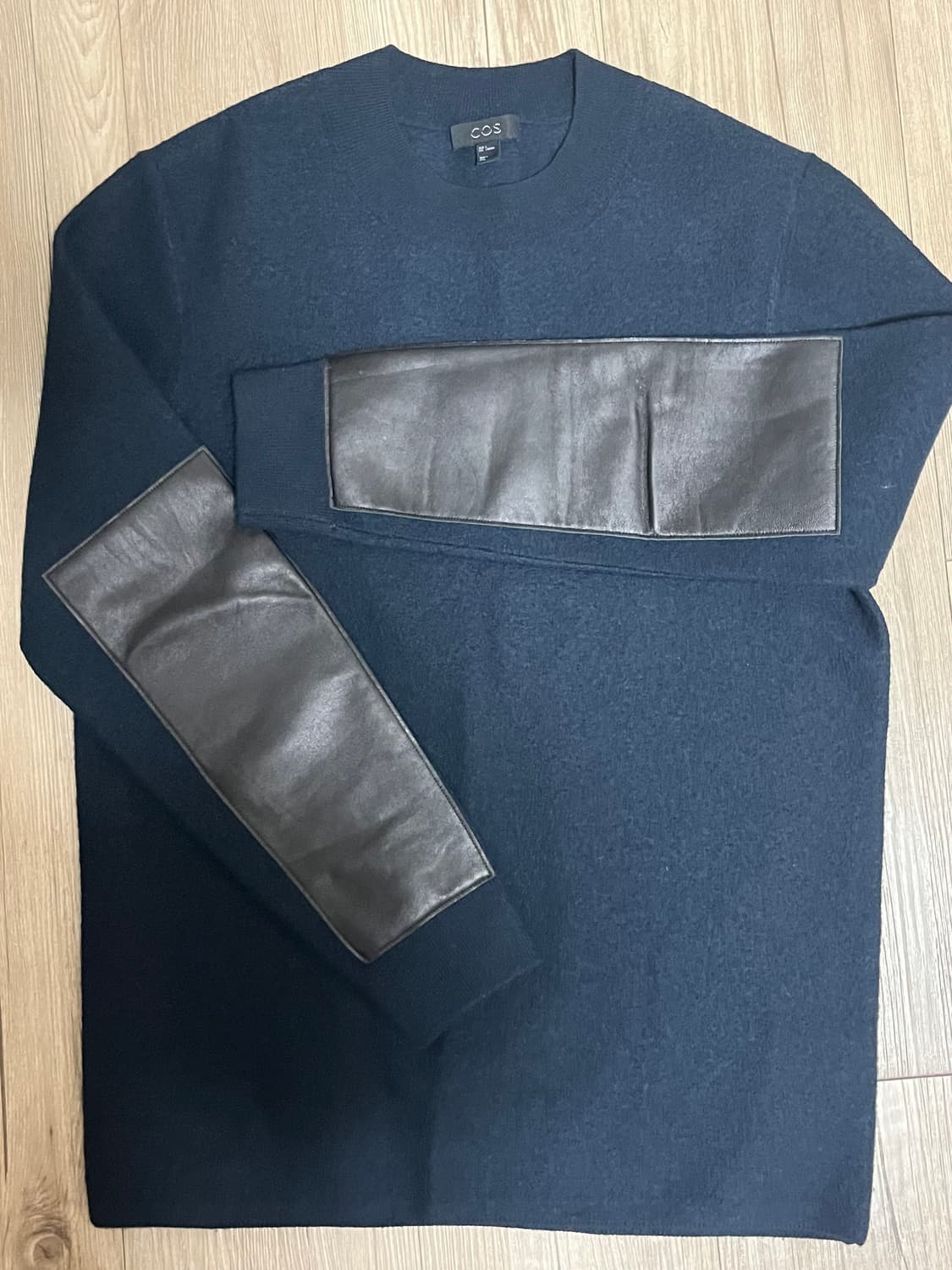 COS 네이비 가죽패치 니트 상품이미지2