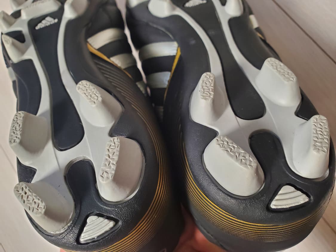 아디다스 축구화 잘락테로 HG 사이즈270

거의 안신어서 상태는 엄청  상품이미지9