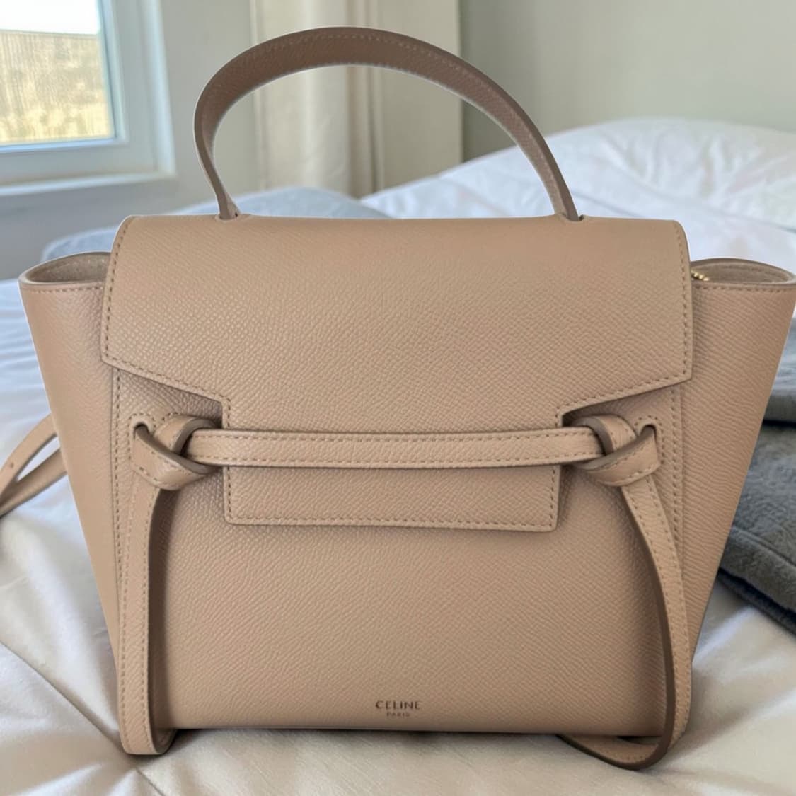 셀린느 벨트백 나노 라이트토프 상품이미지1