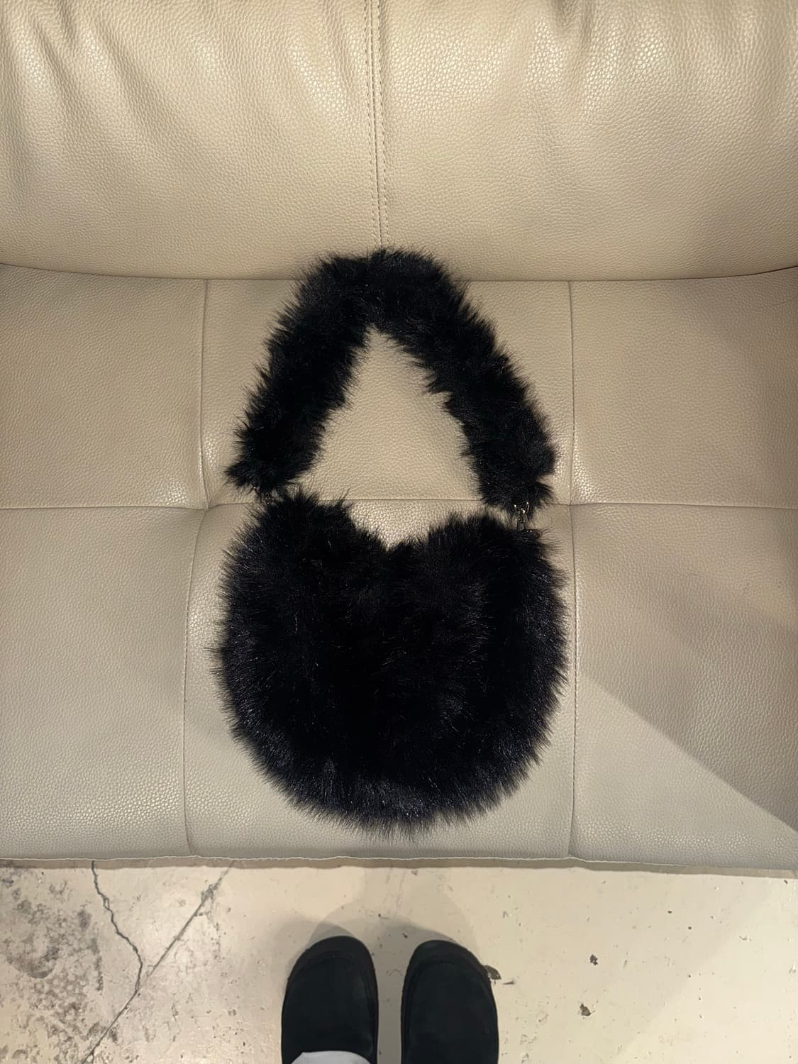 Fluffy fur detail shoulder bag 상품이미지1