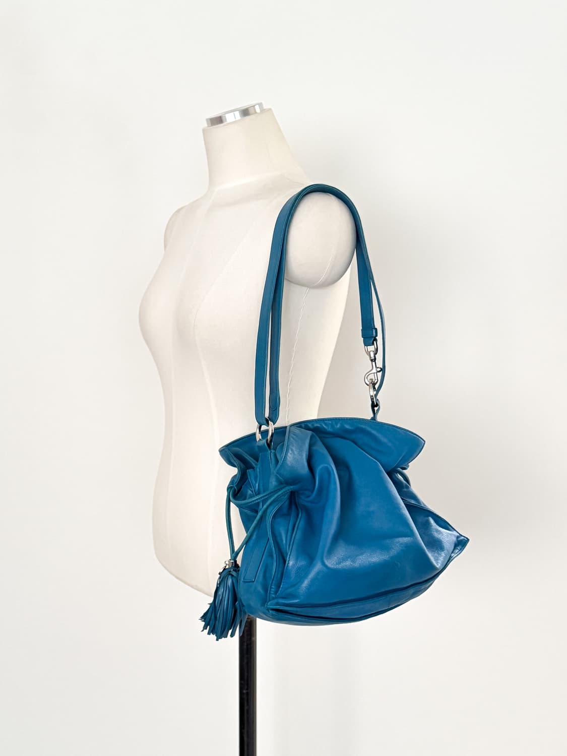 로에베 나파 레더 플라멩코 드로우스트링 숄더백 상품이미지1