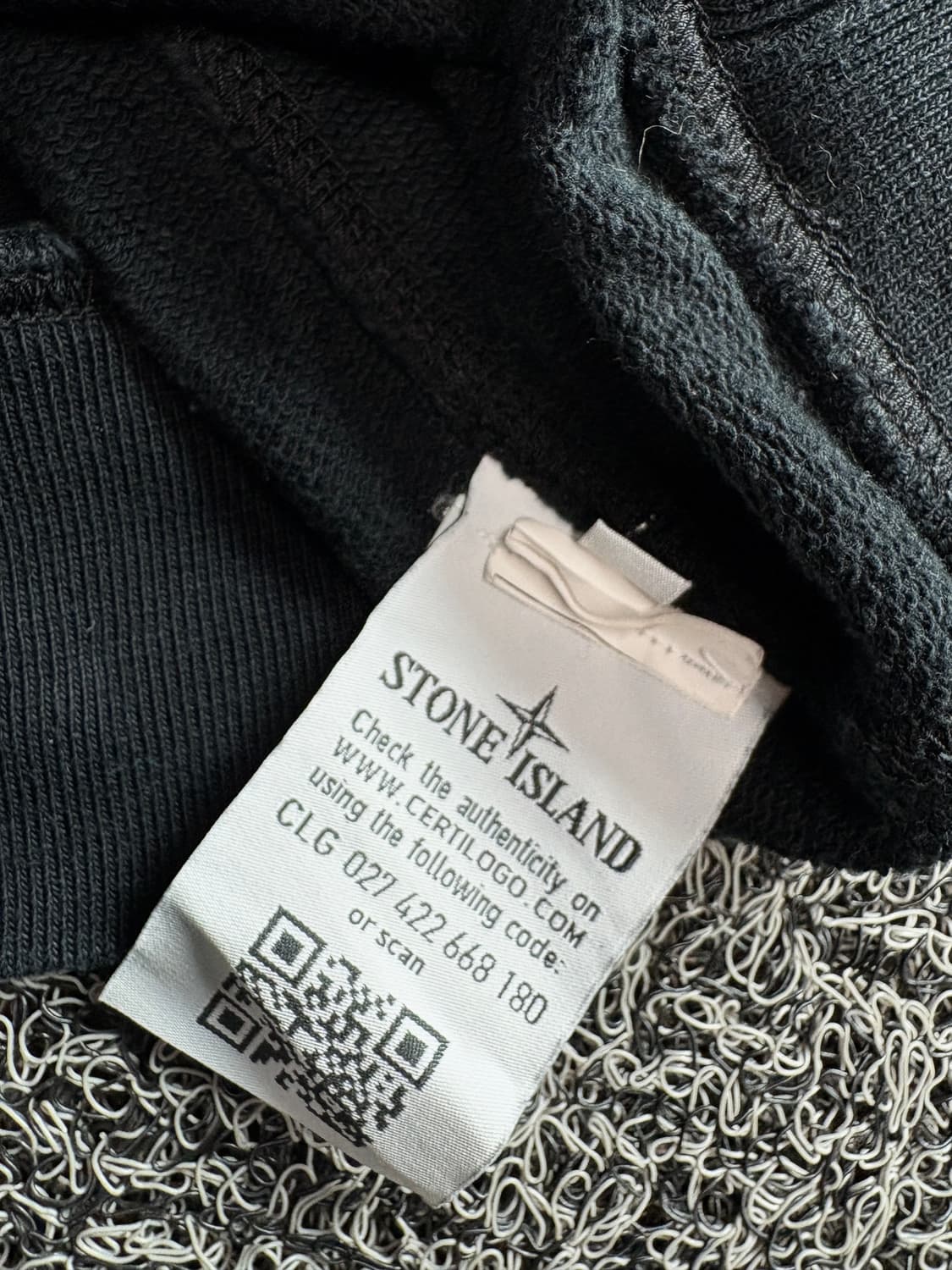 스톤아일랜드 와펜 미니멀 워시드 블랙 맨투맨 3536 상품이미지4