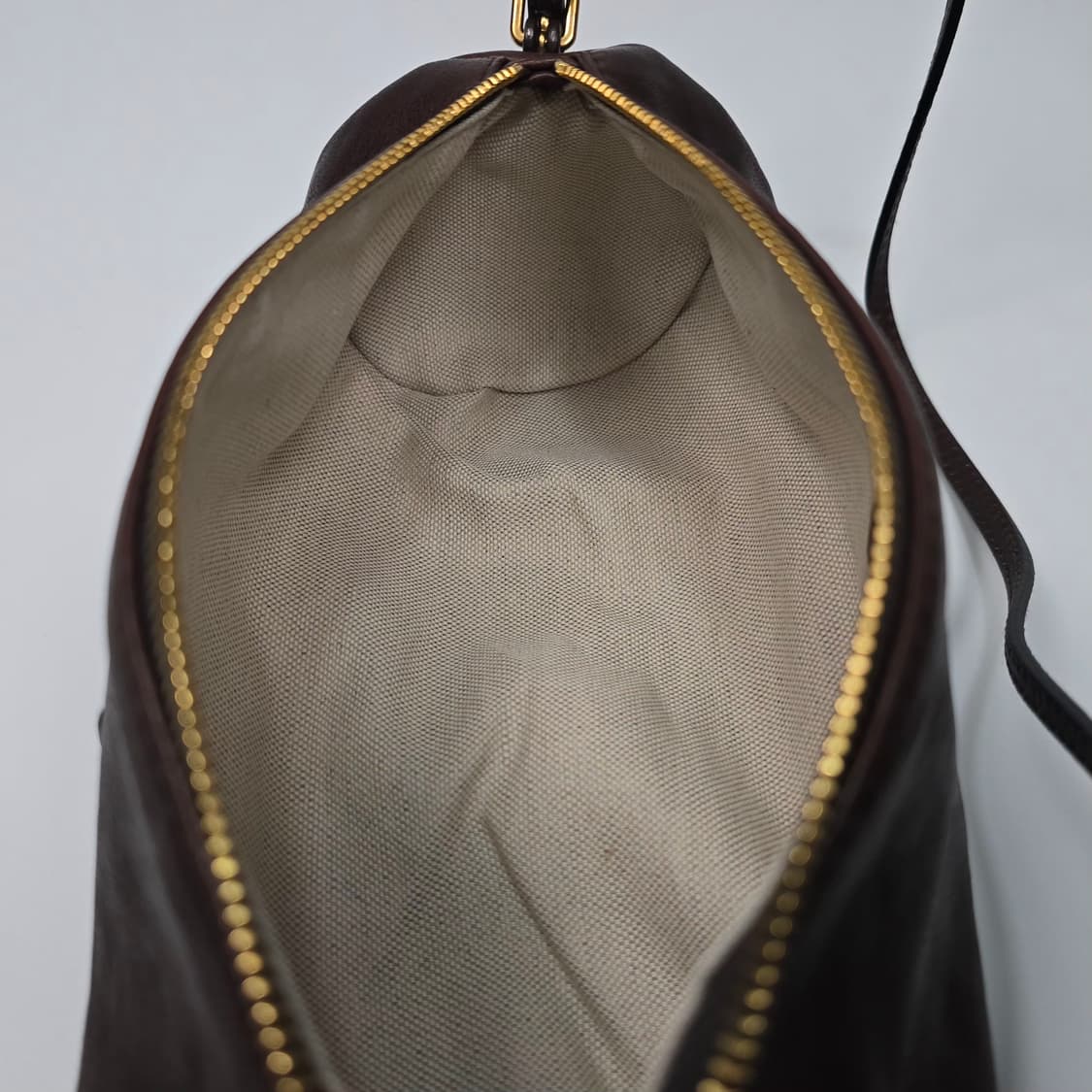 미우미우 나파 레더 파우치 숄더백 상품이미지9