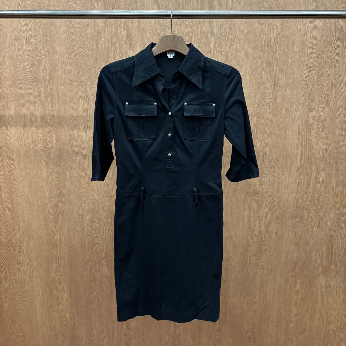 꾸레쥬 5부 오픈 카라 미디 원피스 플랩 포켓 디테일 H라인 블랙 상품이미지2