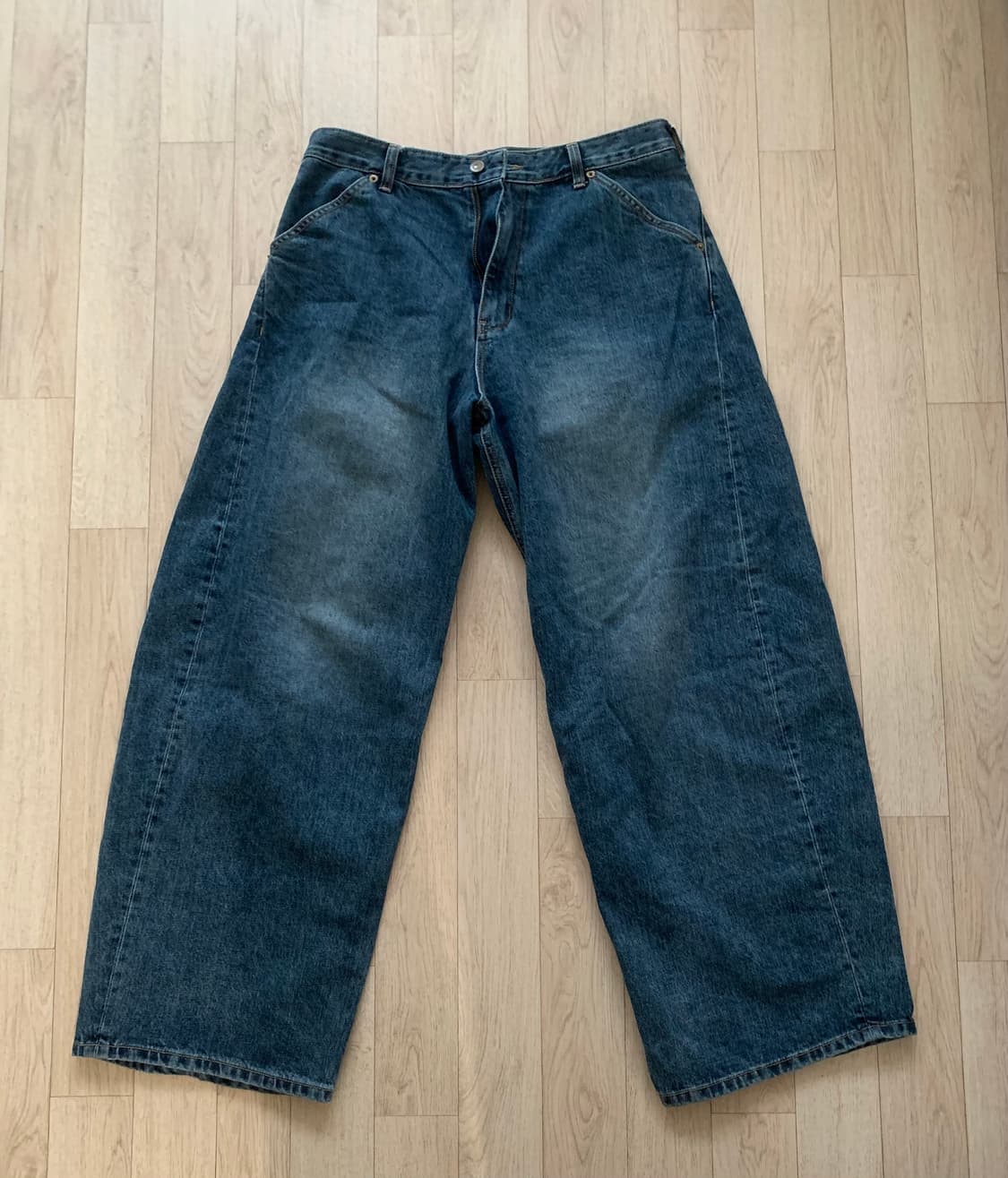 [L] 해칭룸 와이드 커브 진 워시드 블루 상품이미지1