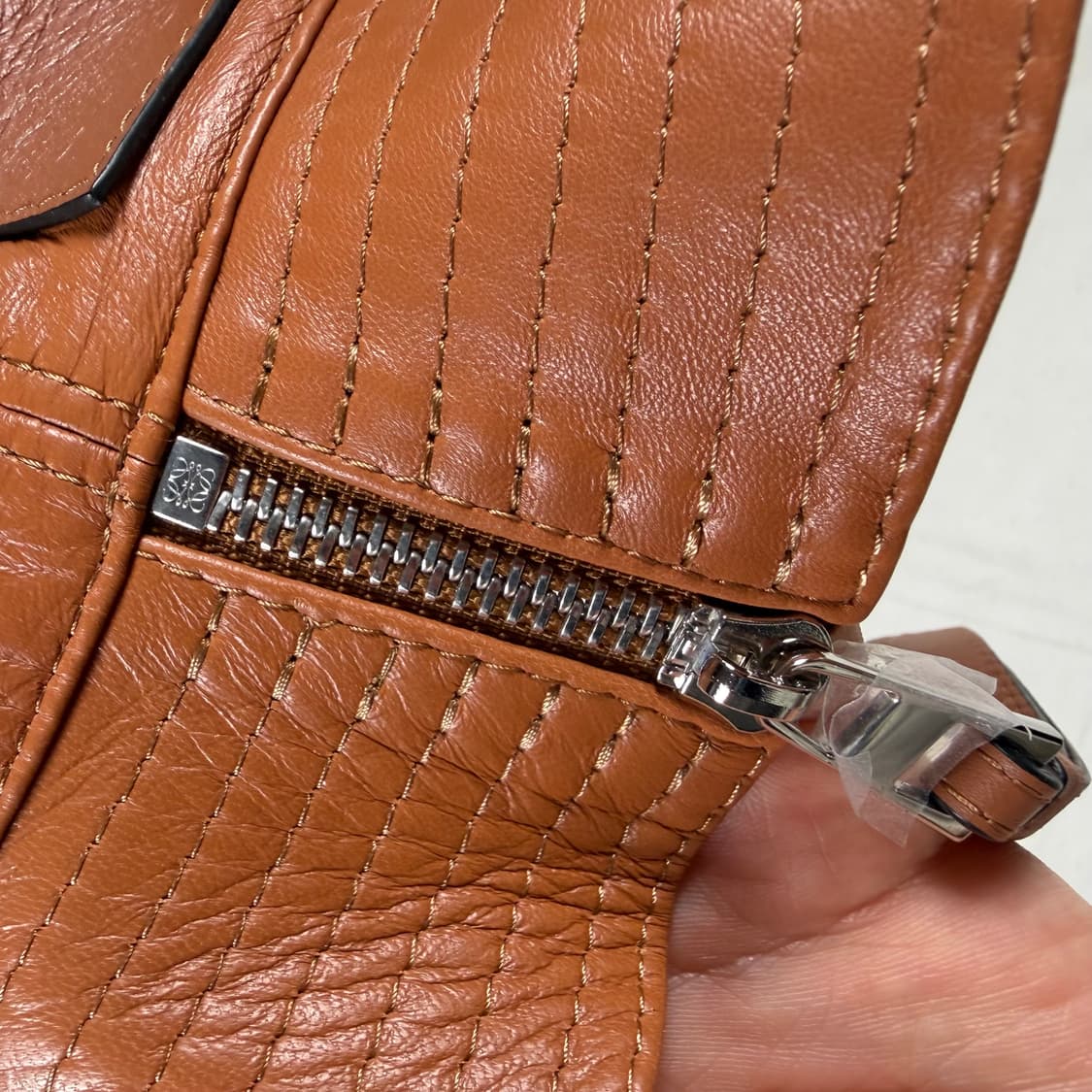 로에베 아나그램 로고패치 피셔맨 나파 가죽 레더 버킷햇 벙거지 모자 상품이미지2