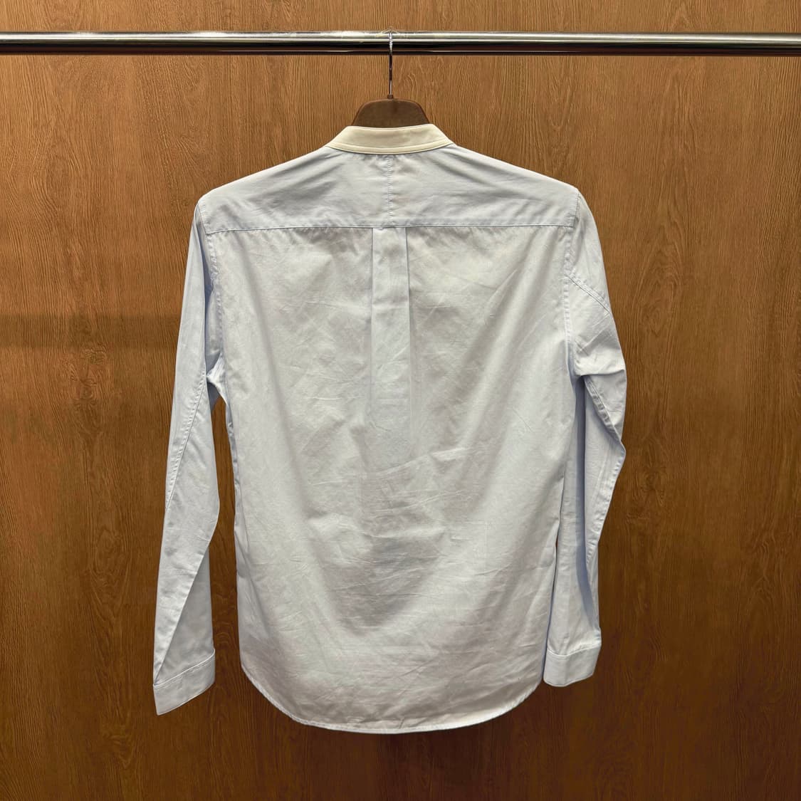 산드로 코튼 긴팔 셔츠 아이보리 라운드 배색 카라 디테일 라이트 블루 상품이미지3