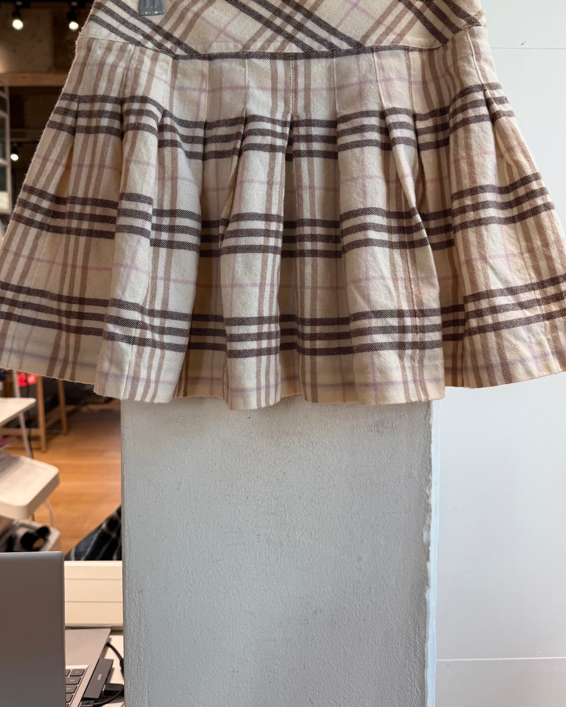 버버리 블루라벨 베이지 노바체크 버클 핀턱 미니스커트  상품이미지8