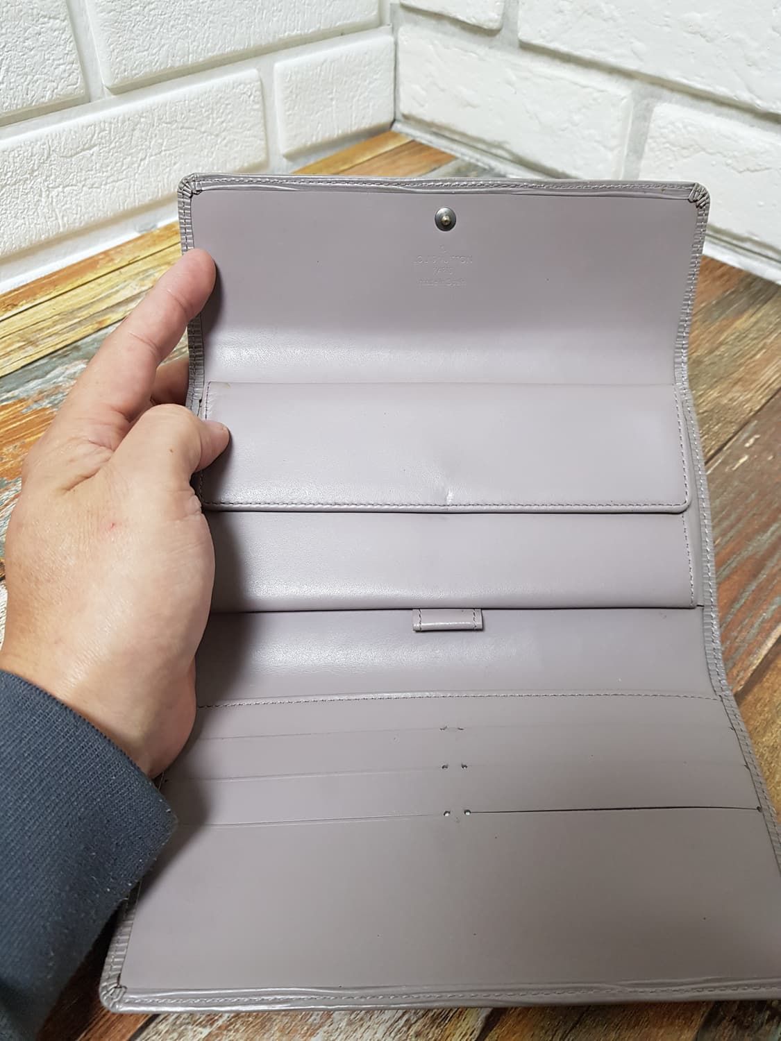 [정품] 루이비통 에피 장지갑 그레이 상품이미지8