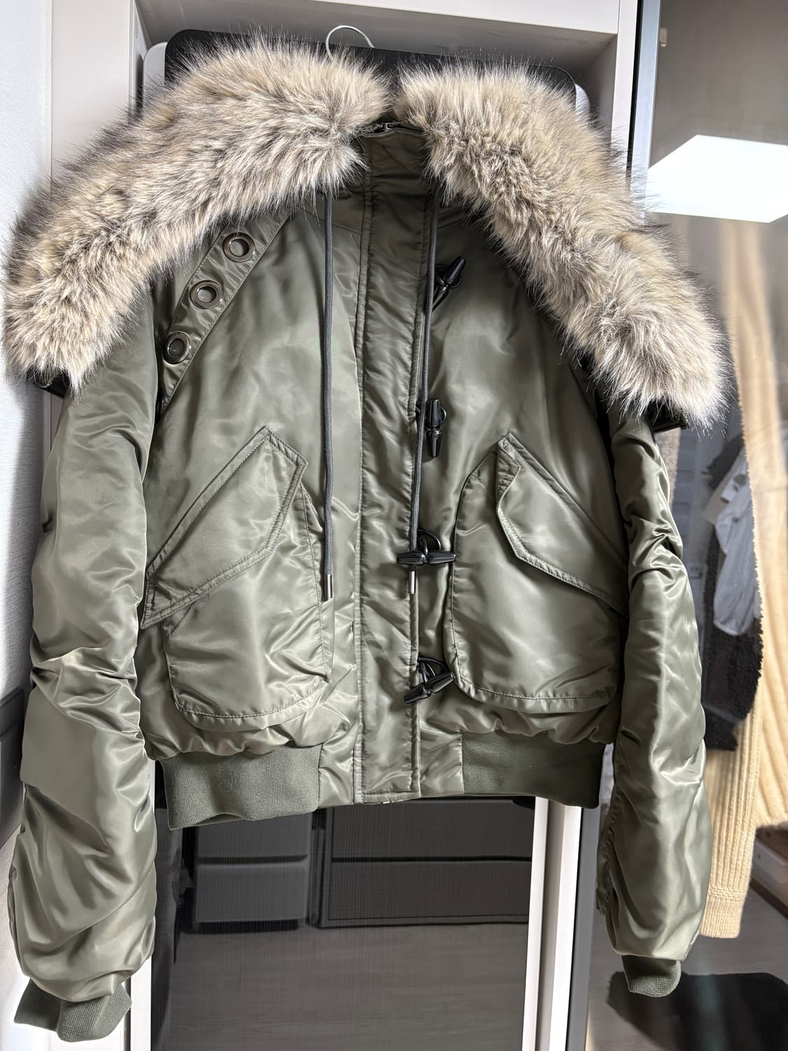 올드런드리 ezek 퍼 봄버 N2B 다운재킷 카키 상품이미지4