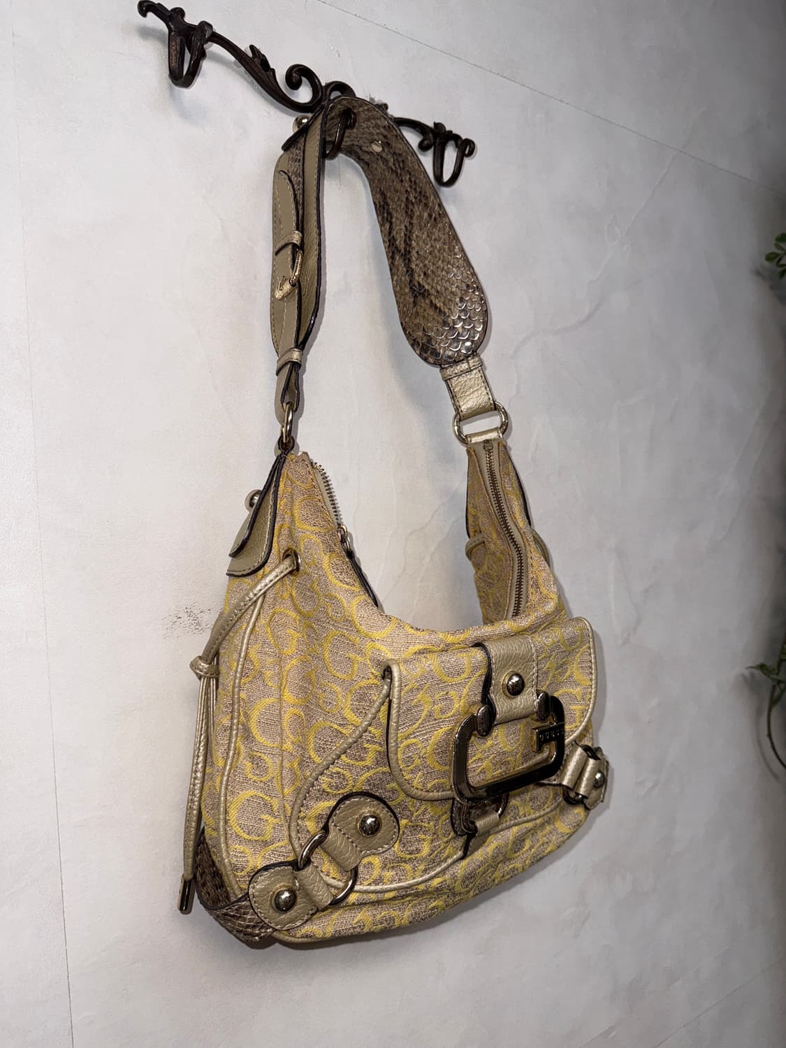 Guess yellow beige logo python strap 숄더백 상품이미지2