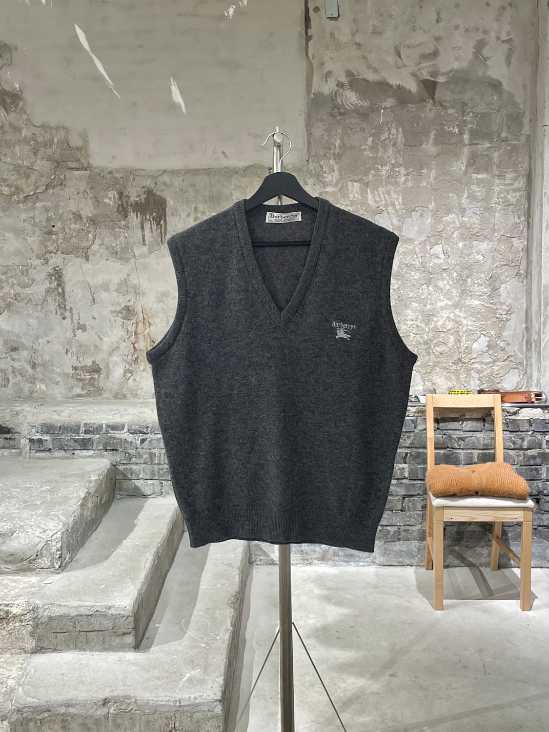 버버리 멜란지 그레이 기마로고 V넥 울 베스트 상품이미지1