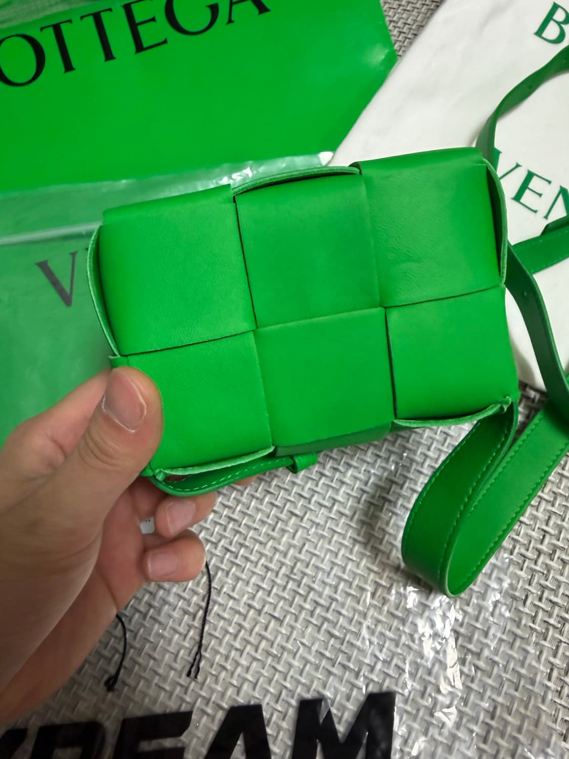 크림 새상품급 보테가베네타 미니 카세트백 상품이미지4