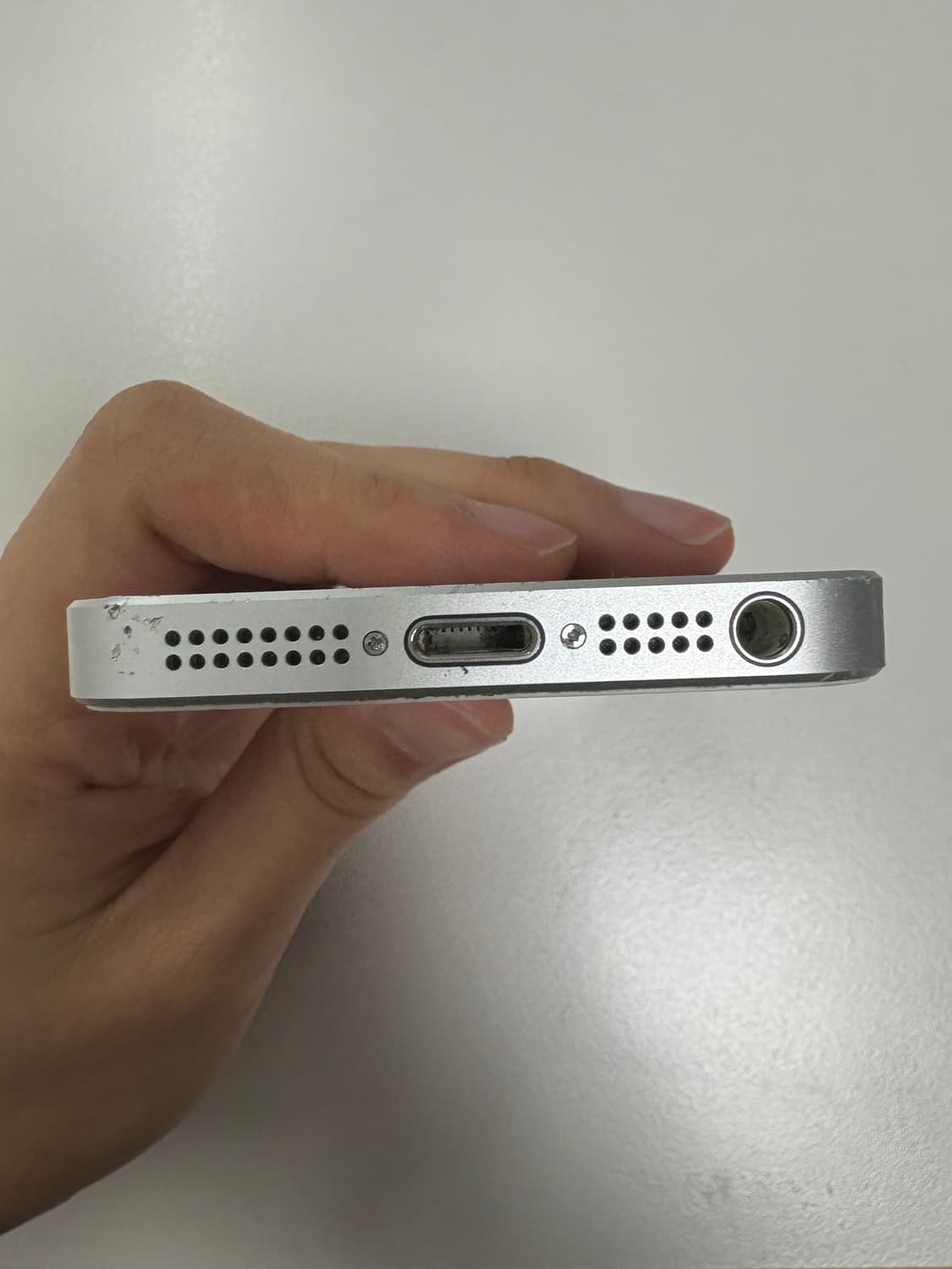 64gb 카메라무음 ) 아이폰 se1 실버 팔아요 상품이미지3