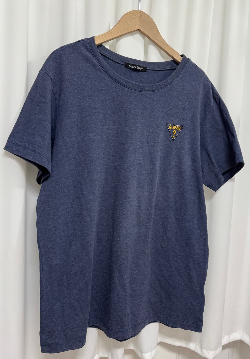 게스 진스 삼각로고 자수 반팔 티 상품이미지4