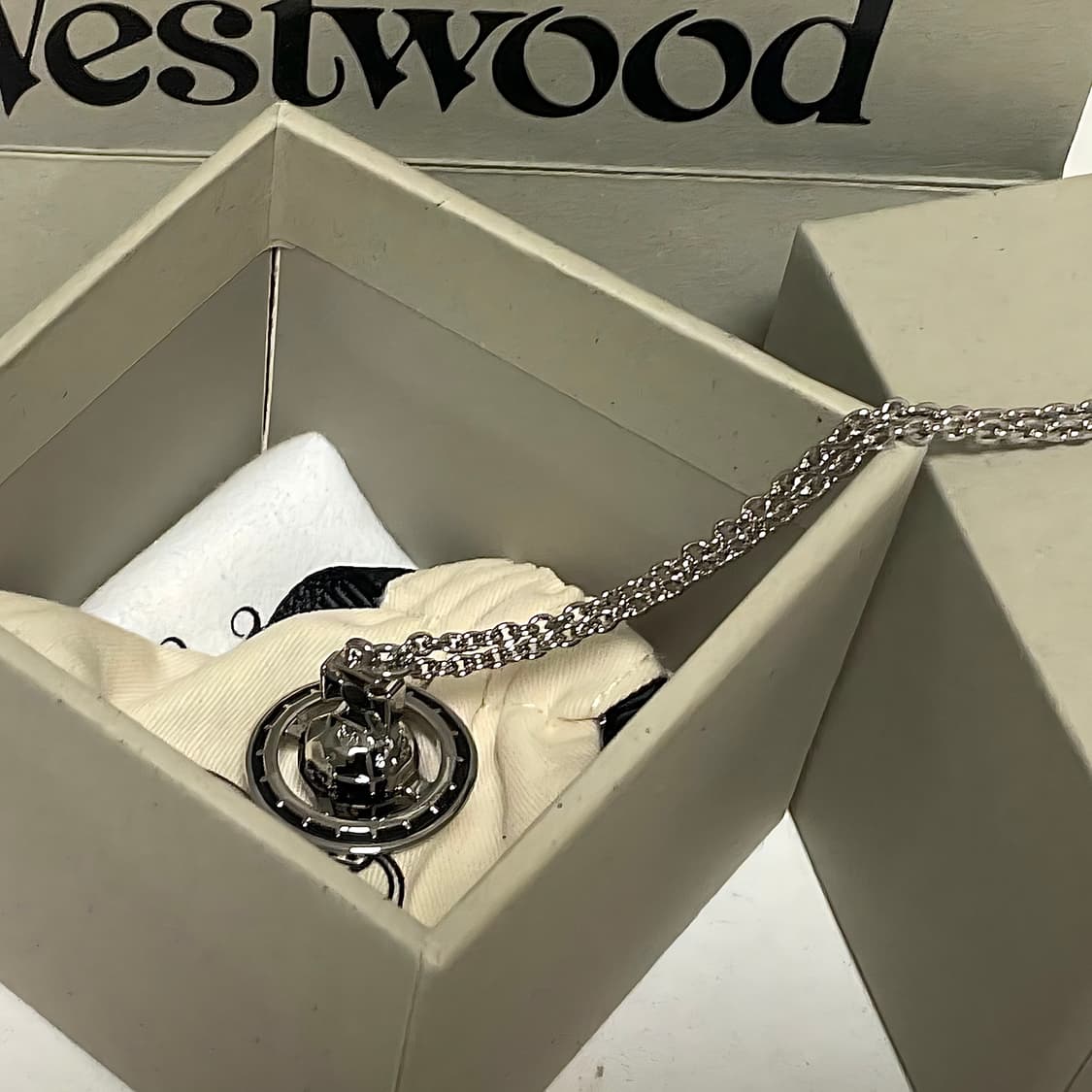 풀박스) 비비안웨스트우드 갈릴레오 블랙 지구 펜던트 목걸이 상품이미지2