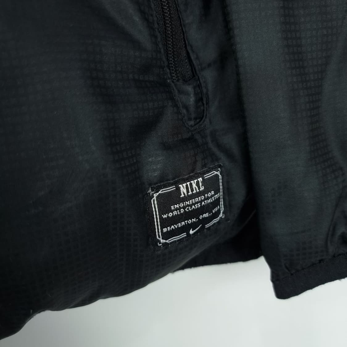 [나이키] 로고 자수 덕다운 후드 패딩 블랙 M18377 상품이미지6