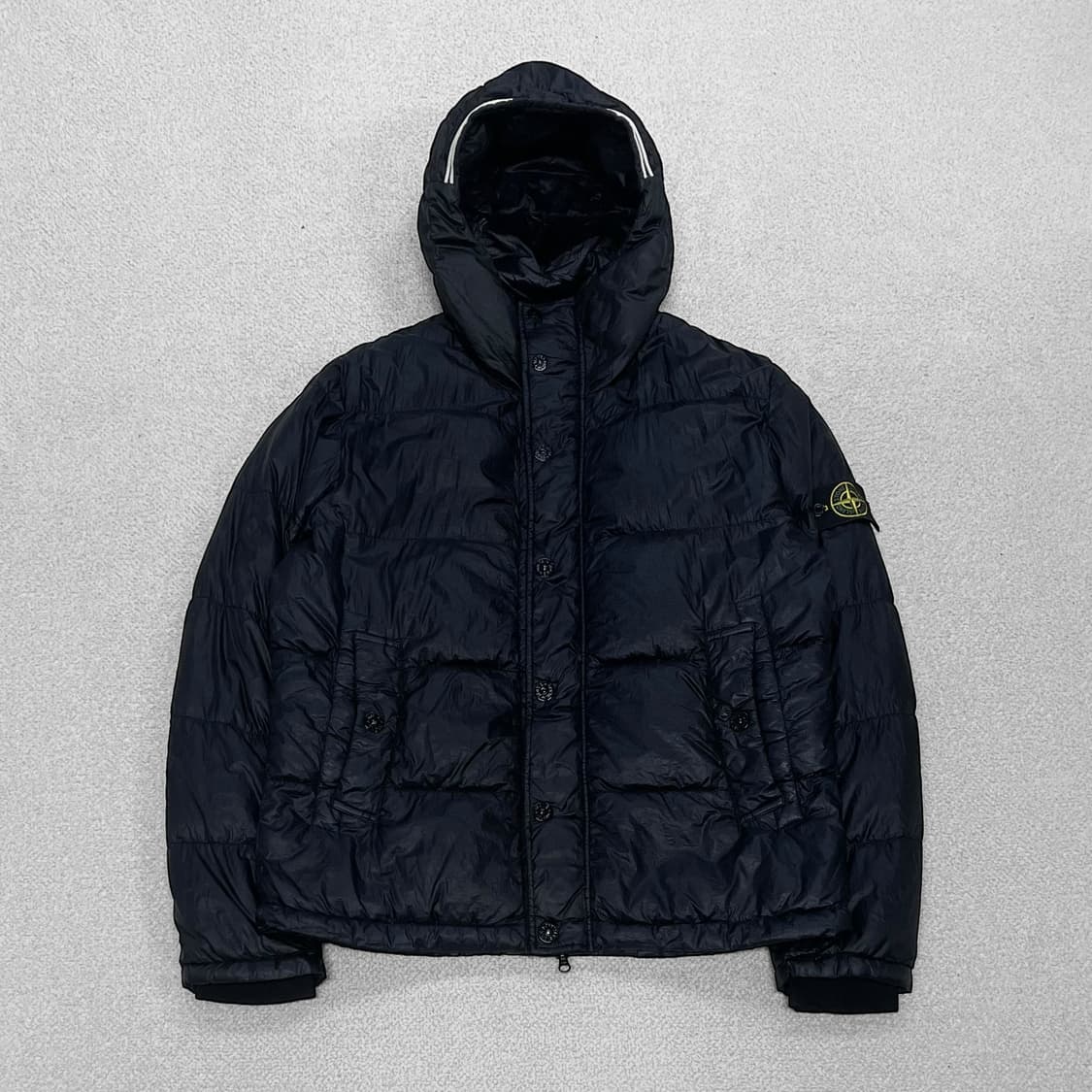 스톤아일랜드 가먼트다이드 와펜 패치 다운 패딩 블랙 상품이미지1