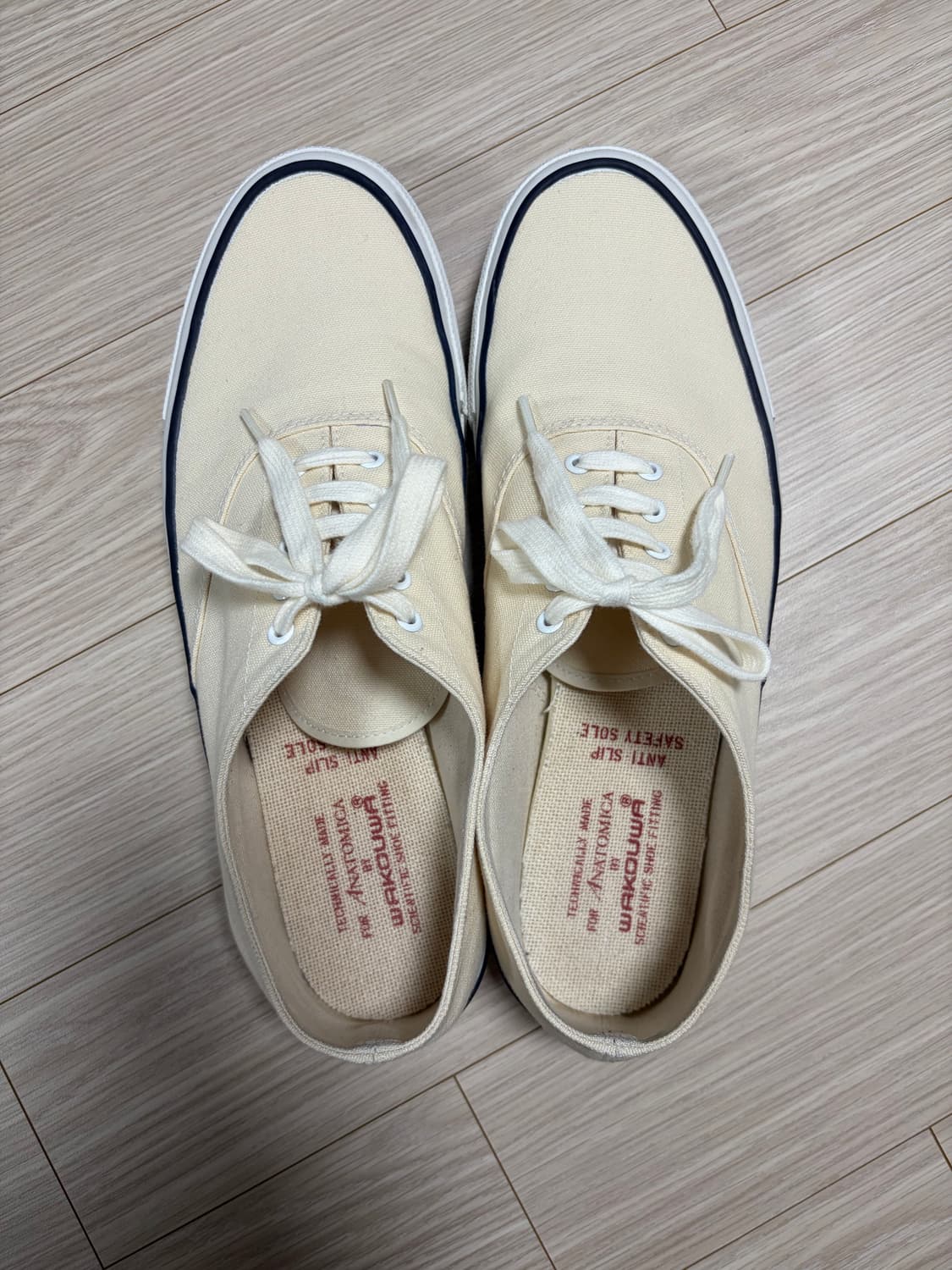 와쿠와 덱슈즈 270 사이즈 판매합니다. 상품이미지2