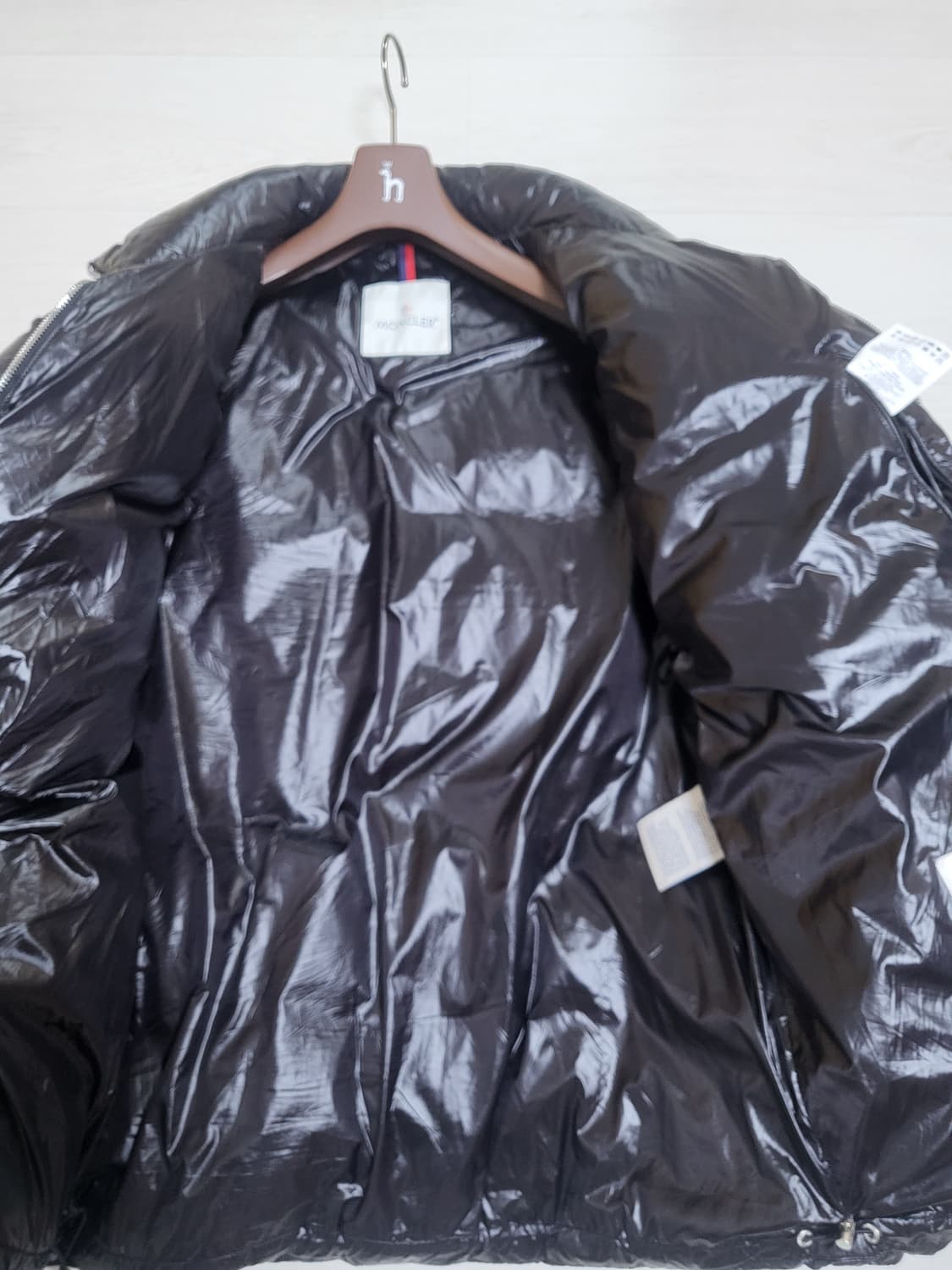 [정품]몽클레어 빅로고 블랙와팬 유광패딩 상품이미지4