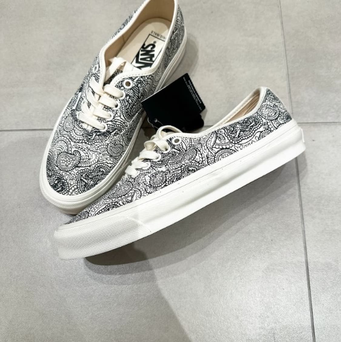 반스 볼트 남성 드래곤 머쉬멜로우 페이즐리 스니커즈 상품이미지3