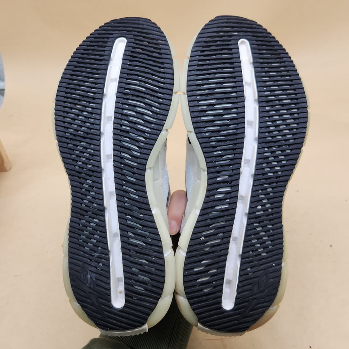 리복 지키네카 운동화 255 상품이미지3