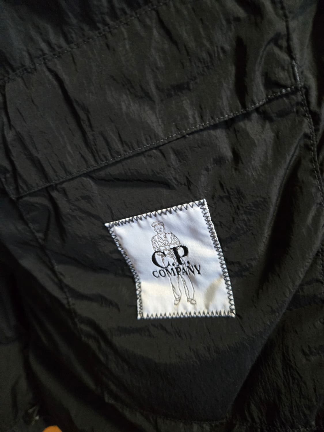 25fw cp company 크롬r 렌즈와펜 다운패딩 블랙 새상품급 상품이미지4