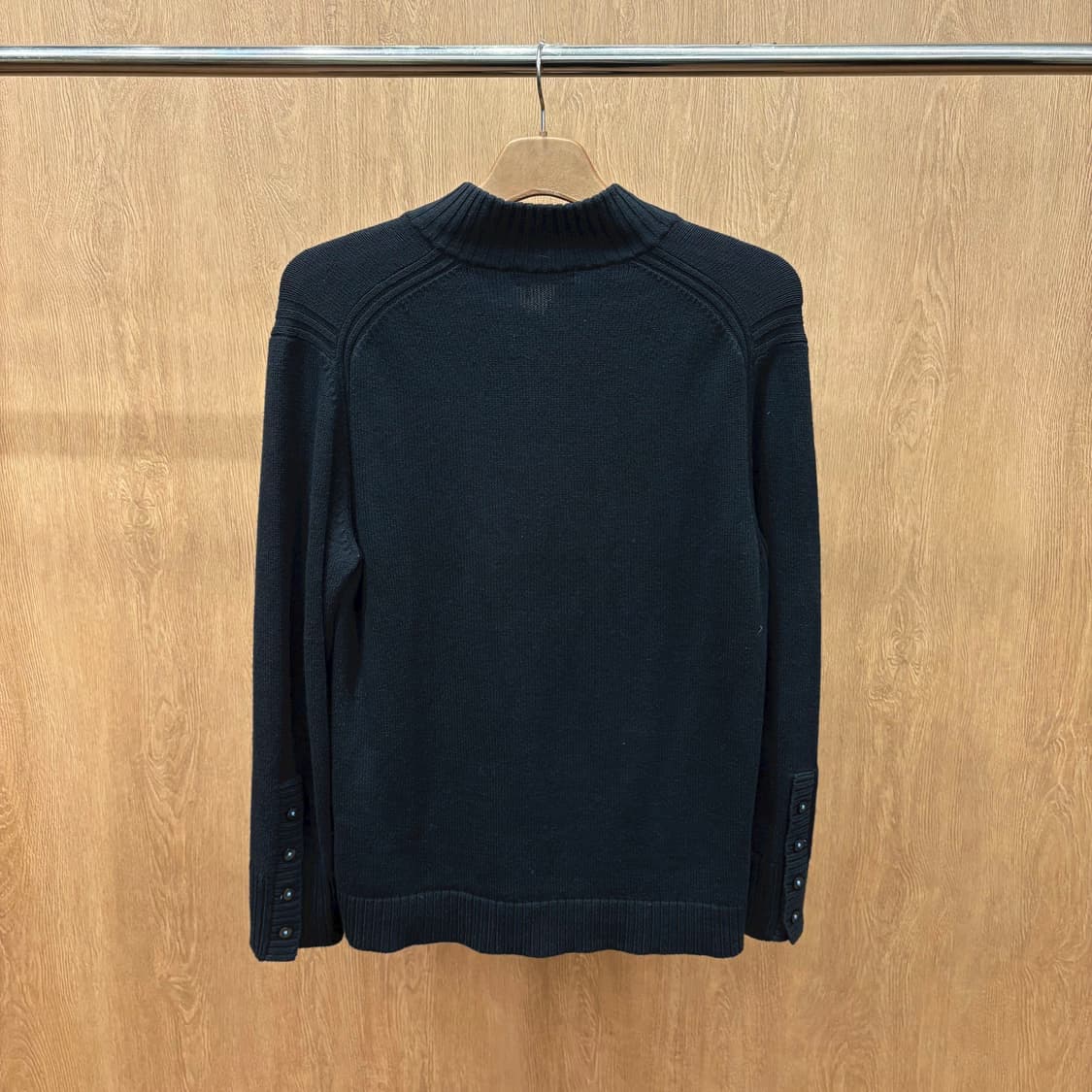 버버리 블랙 라벨 하프 버튼 긴팔 니트 배색 리브 로고 자수 디테일 블랙 상품이미지3