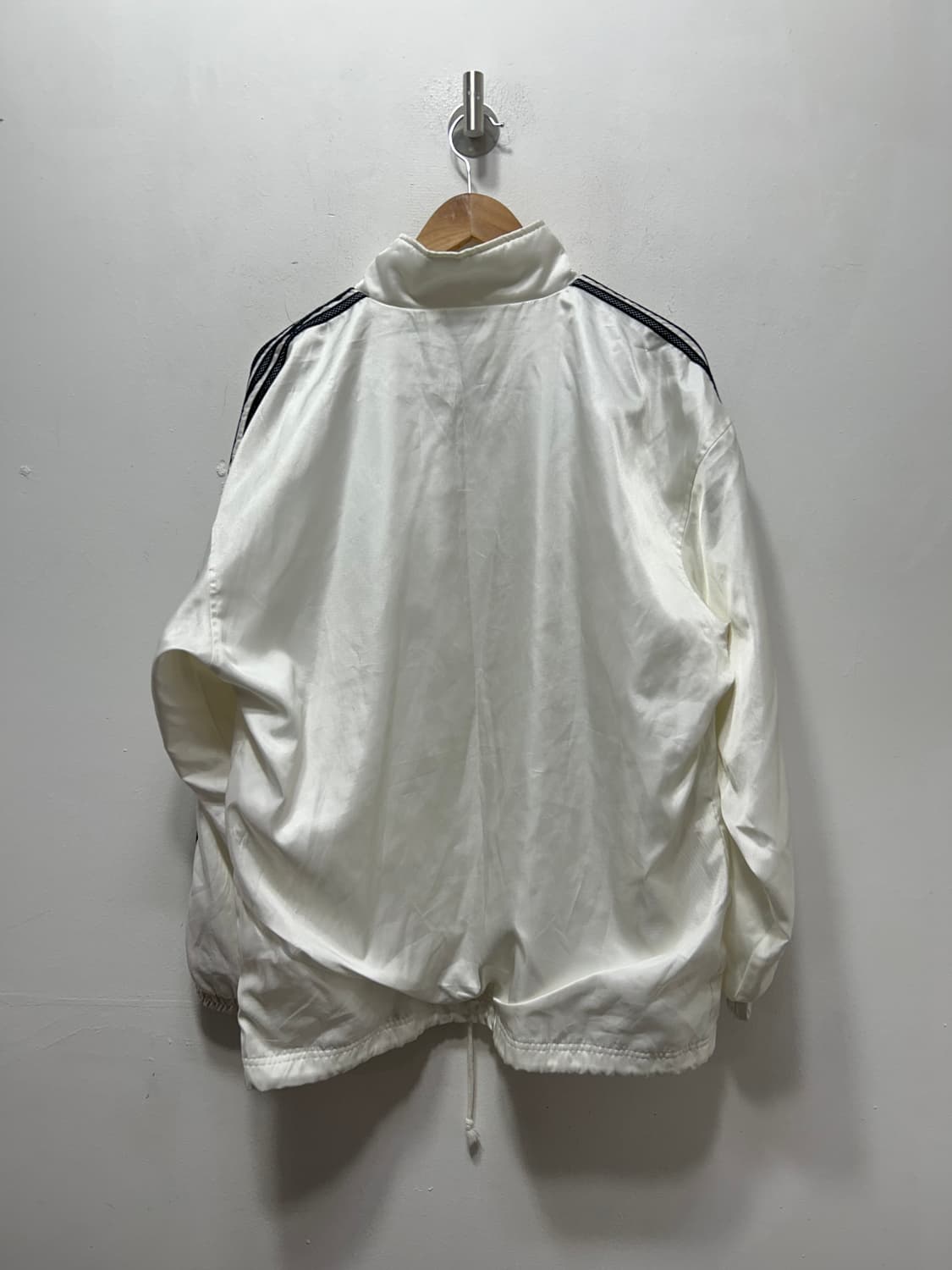 아디다스 화이트 삼선 아디 멀 티로고 폴리쉘 바람막이 L  상품이미지2