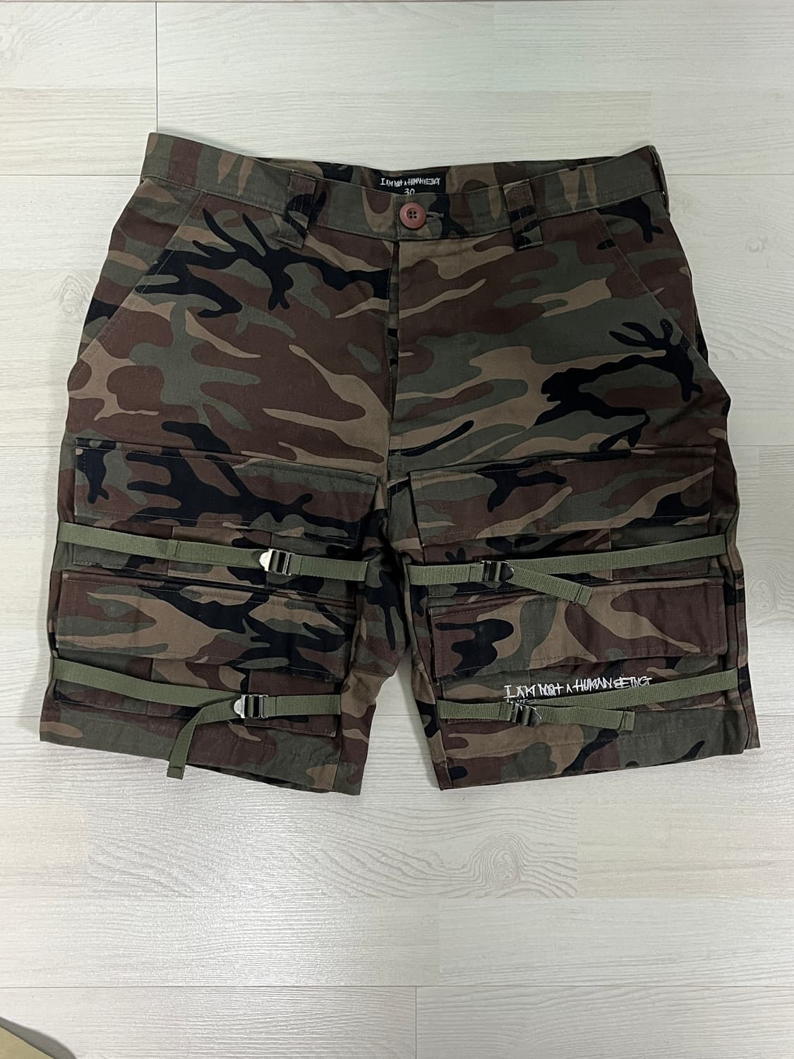 아임낫어휴먼비잉 카모 반바지 30사이즈 판매 합니다. 상품이미지1