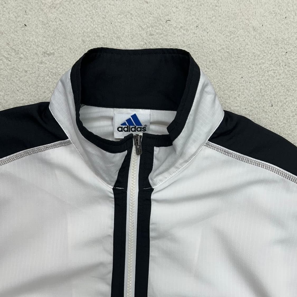 아디다스 올드스쿨 화이트-블랙 바람막이 재킷 XO 상품이미지4