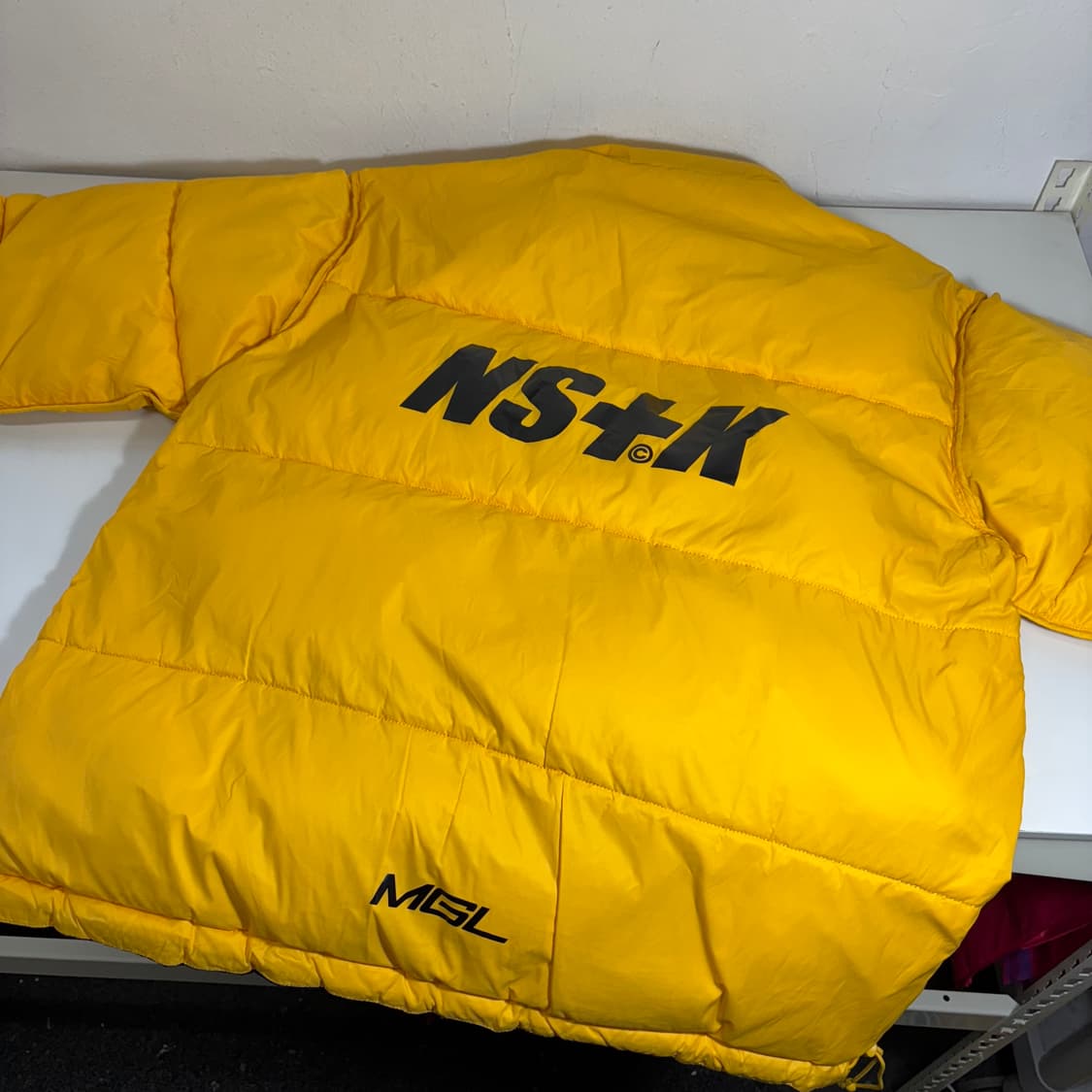 100-105 네스티킥 블랙 옐로우 리버시블 패딩 상품이미지1