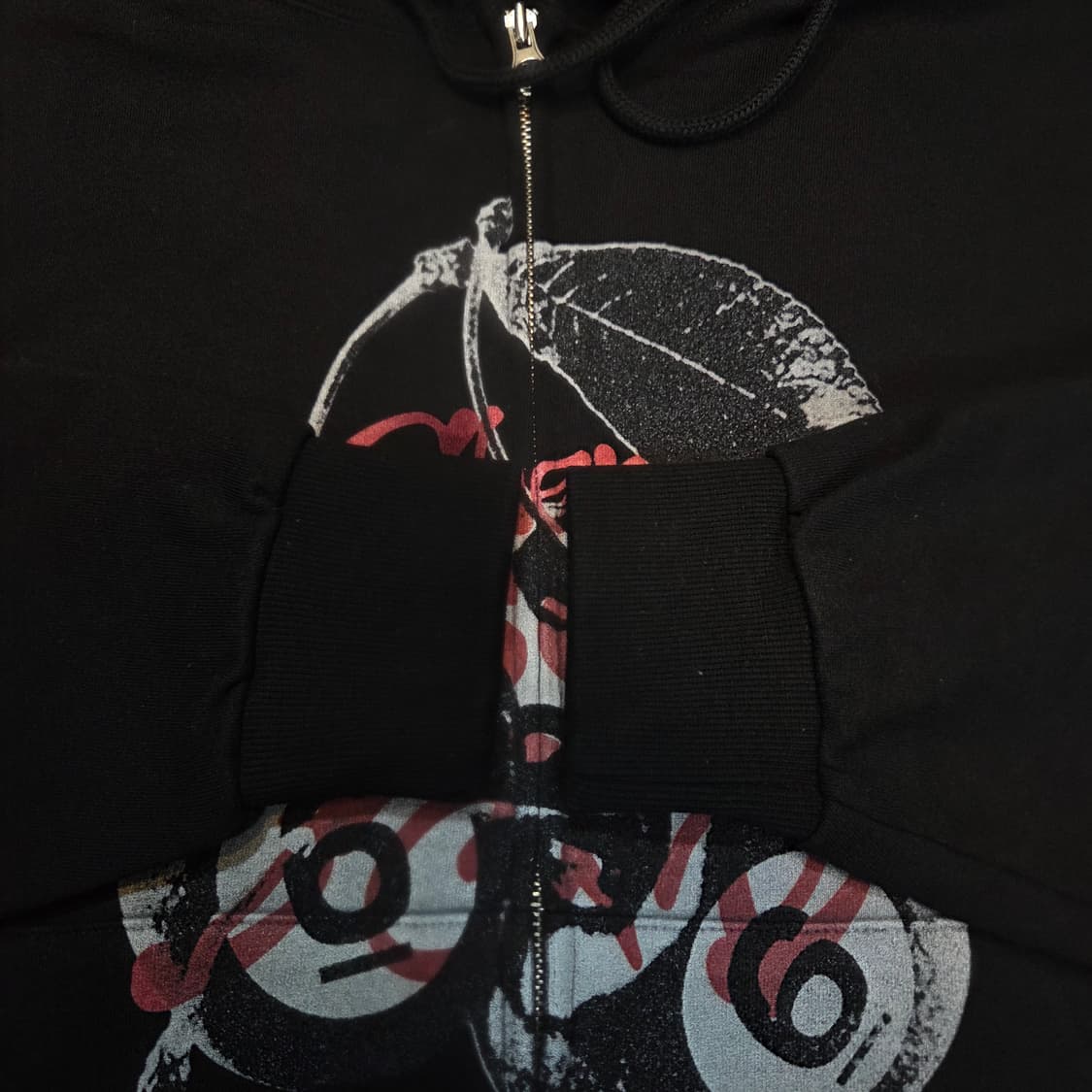 이스케이프프롬 블랙 체리밤 프린트 투웨이 후드집업 블랙 (실L)

 상품이미지3