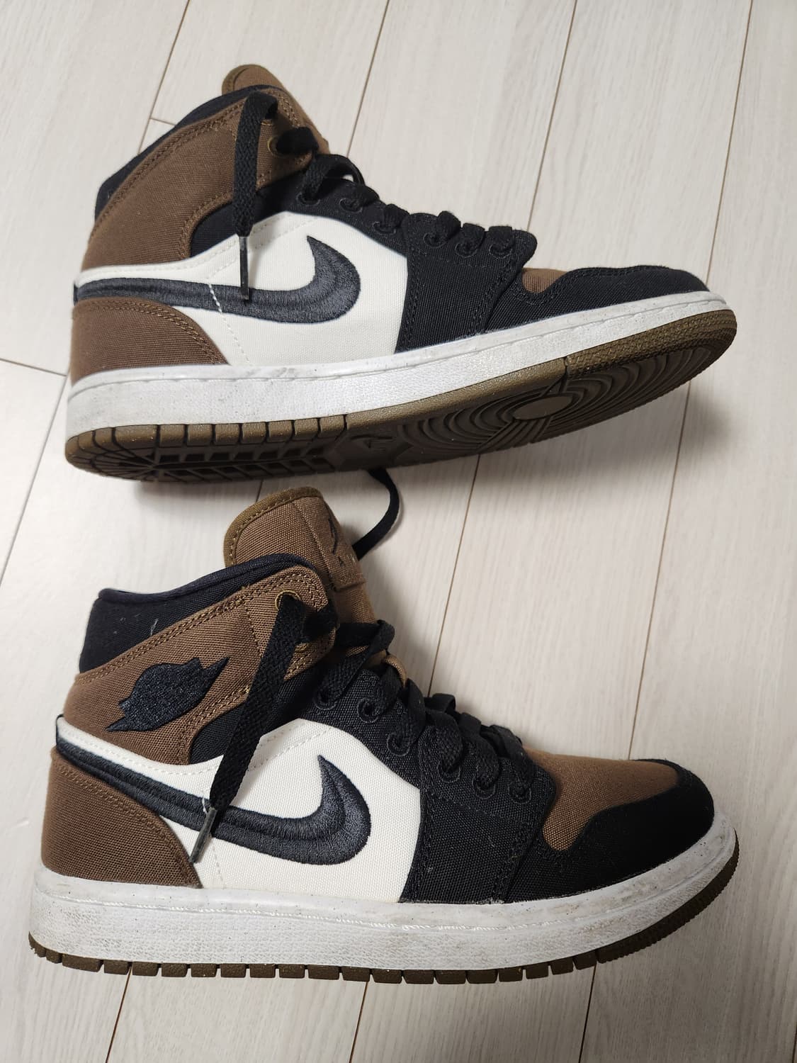 나이키 농구화 조던 1 미드 올리브 토 사이즈240

아웃솔 흰부분 생활 상품이미지1