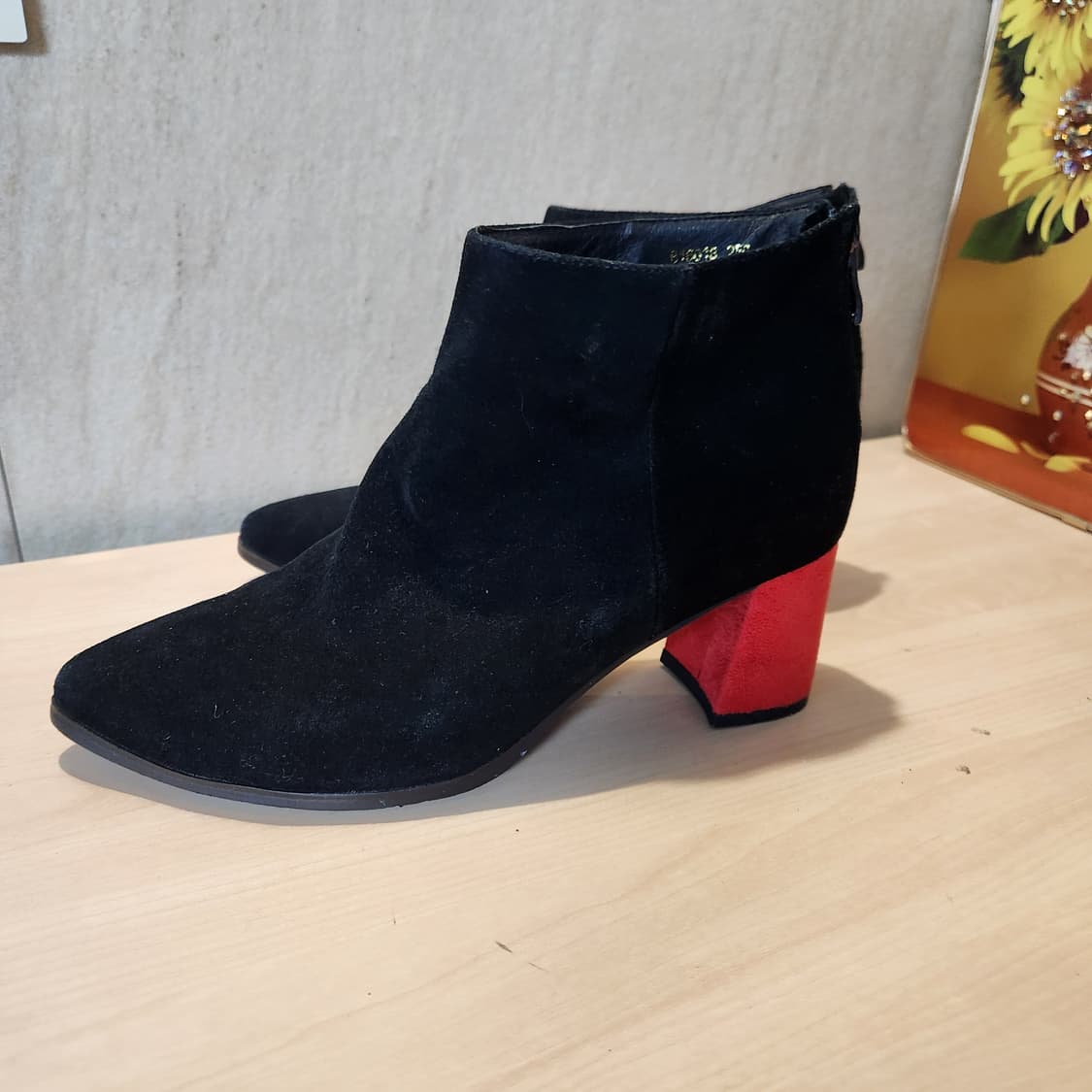 “블랙 스웨이드 × 레드힐 포인트✨ 엘사베리니 앵클부츠 (250)”
 상품이미지3