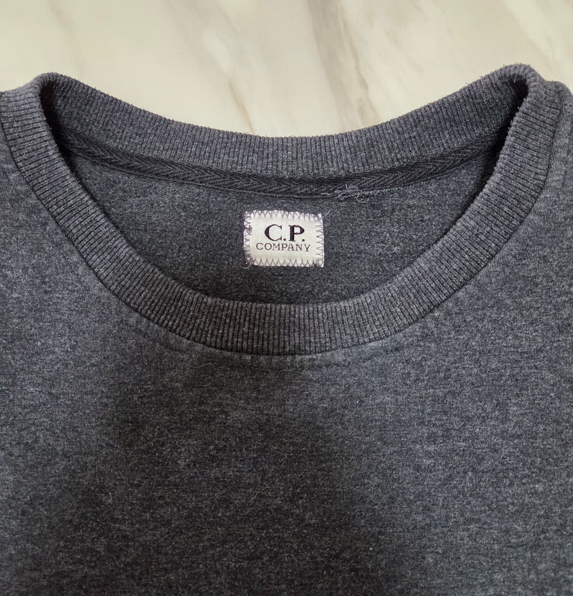 씨피컴퍼니 렌즈 패치 맨투맨 상품이미지3