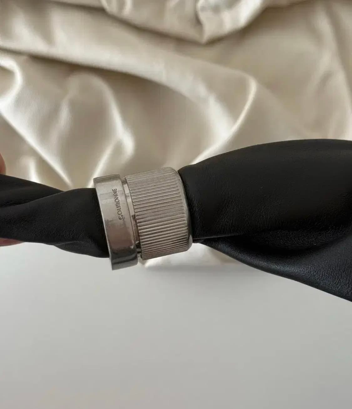 쿠론 라엘 에디션 사베(Savoir) 크로스 59 스터드 백 상품이미지4