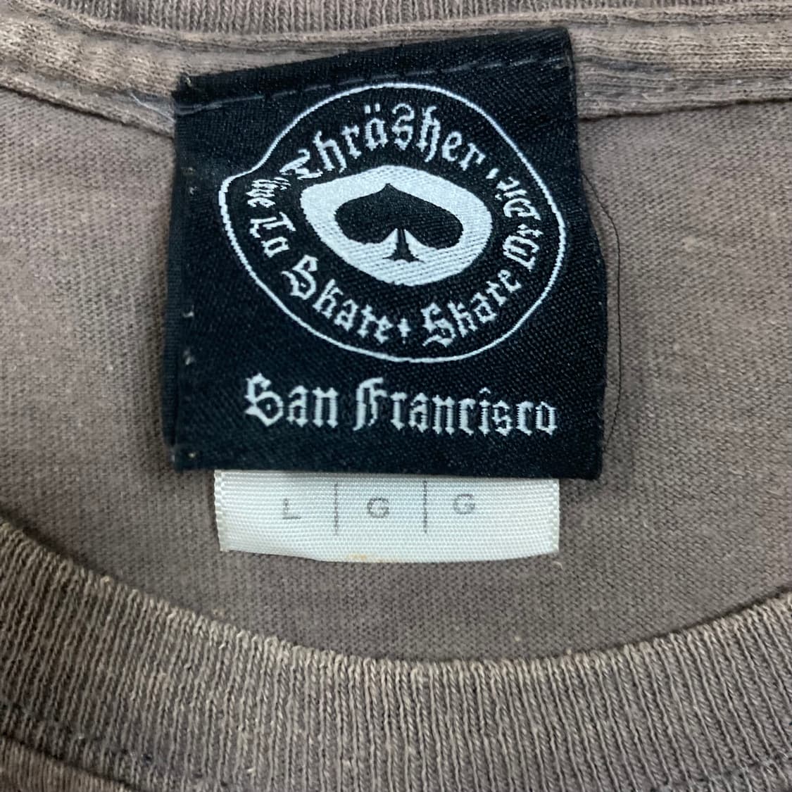 트래셔 스펠아웃 빅로고 카키 컬러 반팔티 상품이미지3