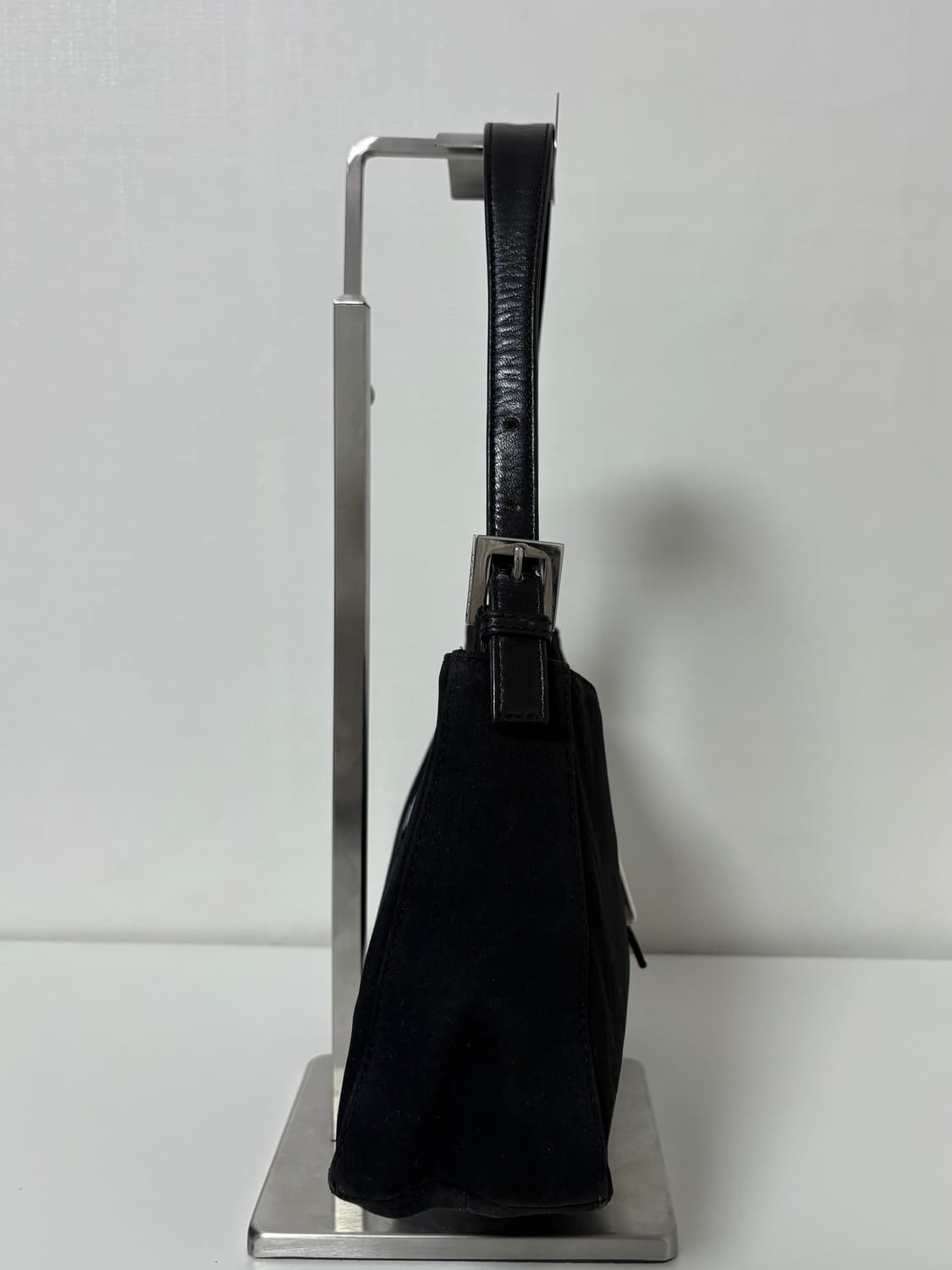 펜디 나일론 반달 바게트백 상품이미지3