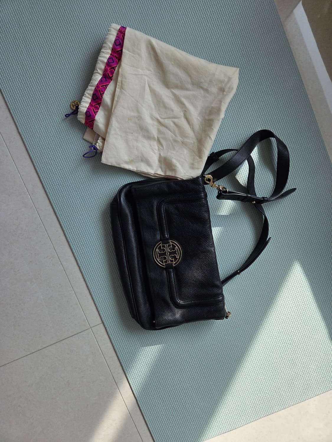 공홈구매) 토리버치 블랙 가죽 숄더백 상품이미지1